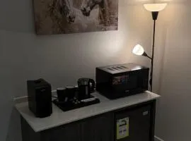 شقة المطار بصالة وجلسة خارجية