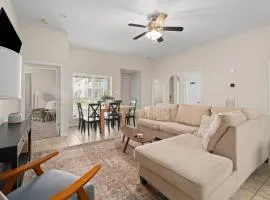Near Texas A&M, Spacious Living Room, 4 Queen Beds