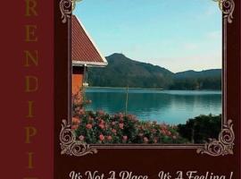 Serendipity Lake Artistic Bungalow by Heidis Home, hotel v destinaci Nuwara Eliya