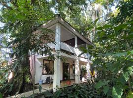 Casa y Cabaña Jaguar Tortuguero, hotel i Tortuguero