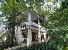 Casa y Cabaña Jaguar Tortuguero