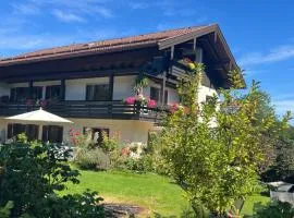 Charmantes Garten-Apartment: Erholung im Chiemgau