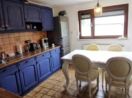 4 Zimmer Ferienwohnung mit privater Küche, Bad und WC, mit Gratis Frühstück, Parkplätze und WiFi