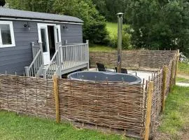 Cosy Hut Immersed in Nature with Private Hot Tub