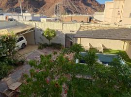 فيلا وشاليه الجبل الاحمر, hotel in AlUla