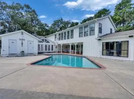 Pool, Spa&Lake 16 beds 8 bathrooms 50 car parking VENUE Magnolia Texas