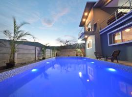 ll EMPYREAN STAY ll LEONCINO VILLA II 4BHK ll AC ll LARGEST POOL ll, cabin in Lonavala