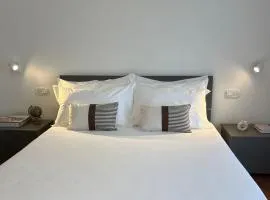 Saffron Suite, just a few minutes from the center and station