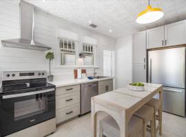 2BR Bungalow Near AMI! King, W/D, Long-Stay Deals, caba&ntilde;a en Bradenton