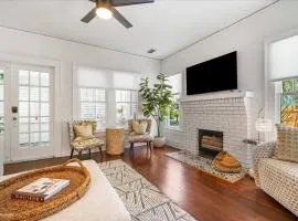 Bright 2BR Bradenton Beach Bungalow with Parking and Washer and Dryer