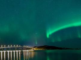 Sommar&oslash;y Apartment 2nd floor, camera con cucina a Sommar&oslash;y