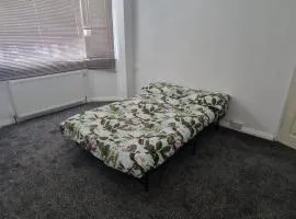 Family Friendly retreat in M33 Sale free parking