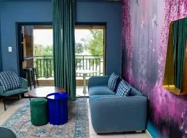 CozyHome Near Airport with pool gym and 24hour security