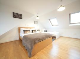 Private Rooms-Private Bathrooms-Near Airport- CABIN CREW paradise, ski resort in Harmondsworth