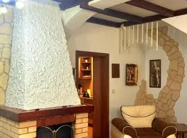 Serana Stays Classic Apartment with Private Bathroom, Free WiFi & Parking, Central Pejë