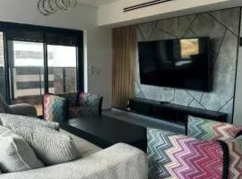 O&O Group-Charming 4BR APT with Stellar Sea View