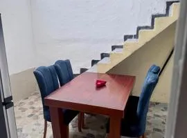 Casa central con parqueadero