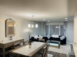 Private Rooms in a Wonderful House, bed and breakfast v Hay River