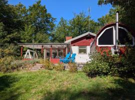 Charming Lake Cottage with Sauna, hotel v mestu Sösdala