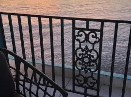 2nd Floor Beachfront Sleeps 6 Walkable Snorkeling