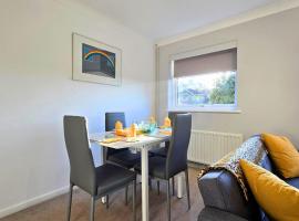 Delightful first floor two bed apartment five minutes walk from Dorking town centre, hotel in Dorking