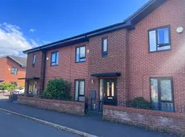 Spacious 2 bed house in Manchester with Private Parking