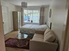 Town Centre Studio - Sleeps 2 - Parking