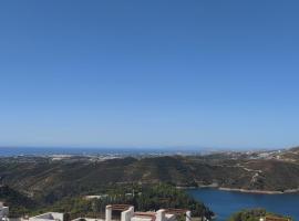 Newly built townhouse with spectacular sea views in an idyllic setting just 15 min from Marbella, hotel i Istán