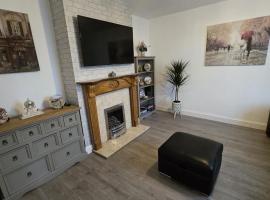 Ecclesfield Cottage - Two Bedrooms in Sheffield near Peak District with fast Wi-Fi, off-street parking and garden, pet-friendly hotel in Ecclesfield