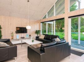 5 star holiday home in Glesborg, hotel v destinácii Fjellerup Strand
