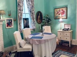 3BR Gorgeous Paris Penthouse sleeps 5 w Balcony, FQ, Streetcar!!