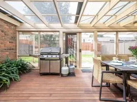 Queens Beach Retreat - Beachside Coastal Escape