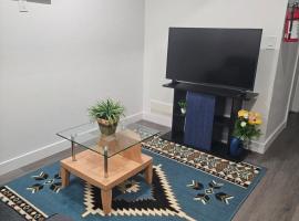 Affordable Comfort in Creekstone SW, hotel din Calgary