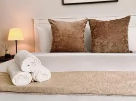 Downtown 5B2B Apt, Sleeps 10, Near PPAC & Events