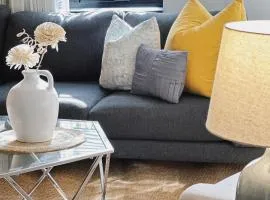 Downtown 5B2B Apt, Sleeps 10, Near PPAC & Events