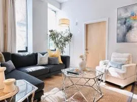 Downtown 3B2B Apt with full kitchen, Sleeps 6,Near PPAC & Dining