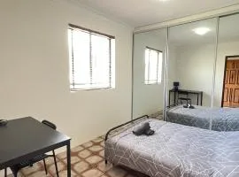 Spacious Queen Room in Lurnea - L3