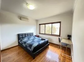 Queen Room in Spacious Double Story House - L7