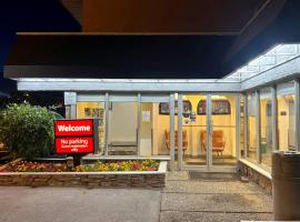 Econo Lodge Motel Village, motel ở Calgary