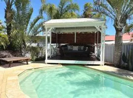 Manta Stays Resort-Style Tropical Oasis
