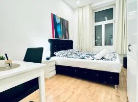 Elegant 5-Bedroom Residence Near Kaufpark Alterlaa