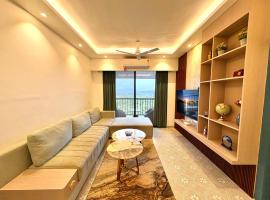 Sunlit 2BHK Serviced Apartment- Walk to Candolim Beach, Pool Access & River View, hotell Candolimis