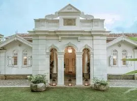 Maniumpathy Hotel