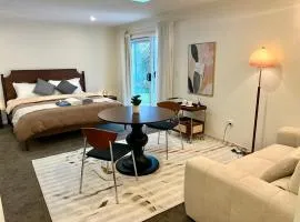 Sunny Matua, Private Suite, Quiet Stay, 5star Bed