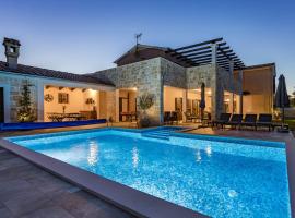 Villa Cirka in Central Istria for 14 persons with a 36 m2 heated pool, gaming & activities for kids and adults, ξενοδοχείο σε Svetvincenat