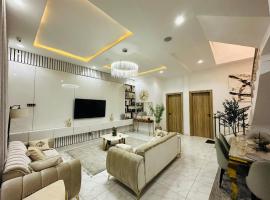 SamKash Home, hotel com piscina em Mama