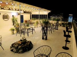 Retro Homestay Hạ Long, guest house in Ha Long