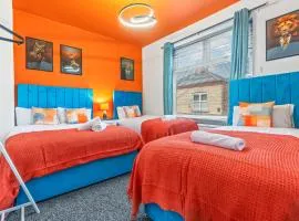 4 Bedroom House in Eccles, Trafford, Manchester - Sleeps 10 - 3 Double Beds - 4 Single Beds - FREE PARKING, Garden & Fast Fibre Wi-Fi - Close to Trafford Centre, MediaCityUK, Salford Quays, and both Old Trafford stadiums