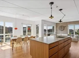 Luxury Apt with Harbor Views 2
