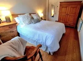 The Garage, king size bed, own entrance and shower room